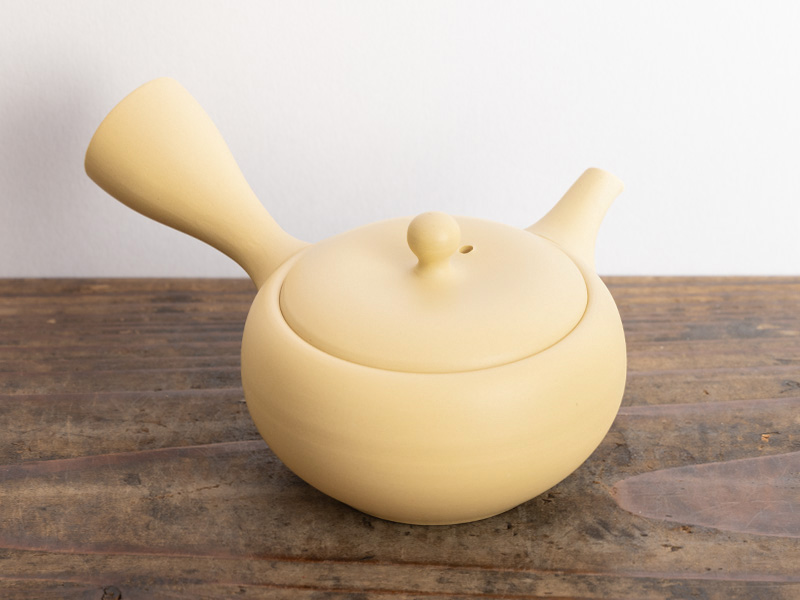 Small beige Tokoname-yaki kyûsu teapot, Takasuke kiln, 110 ml Small beige Tokoname-yaki kyûsu teapot, Takasuke kiln, 110 ml