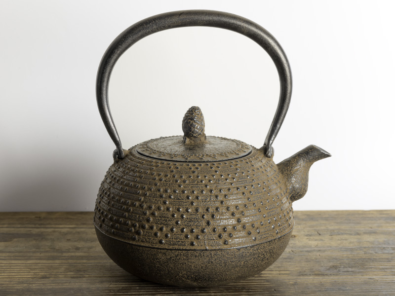 Nanbu tetsubin kettle from Mizusawa, "uroko arare", by Kikuchi Shingo 1100 ml Nanbu tetsubin kettle from Mizusawa, "uroko arare", by Kikuchi Shingo 1100 ml