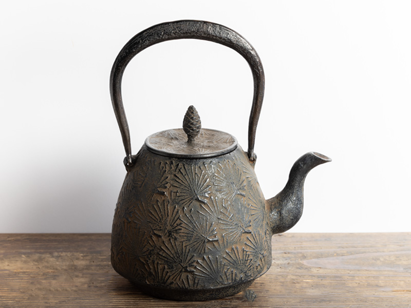 Nanbu tetsubin kettle from Mizusawa, "Nanbu-gata", by Kikuchi Shingo 1300 ml Nanbu tetsubin kettle from Mizusawa, "Nanbu-gata", by Kikuchi Shingo 1300 ml