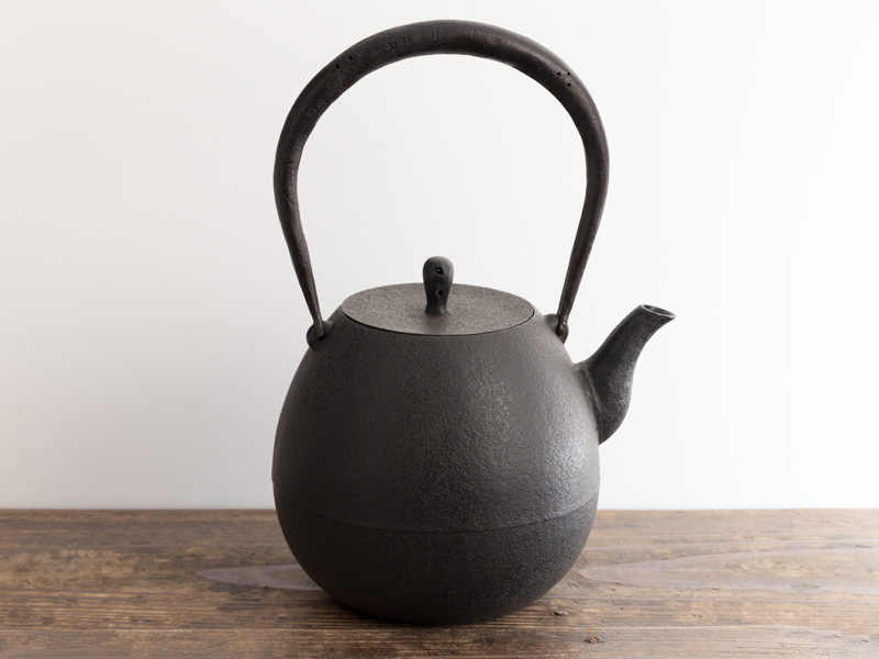 Nanbu tetsubin kettle from Mizusawa, "oval", by Sasaki Nami 900 ml Nanbu tetsubin kettle from Mizusawa, "oval", by Sasaki Nami 900 ml