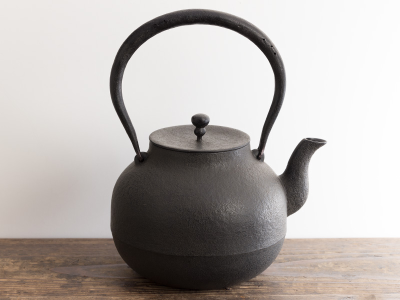 Nanbu tetsubin kettle from Mizusawa, "calabash", by Sasaki Nami 1100 ml Nanbu tetsubin kettle from Mizusawa, "calabash", by Sasaki Nami 1100 ml