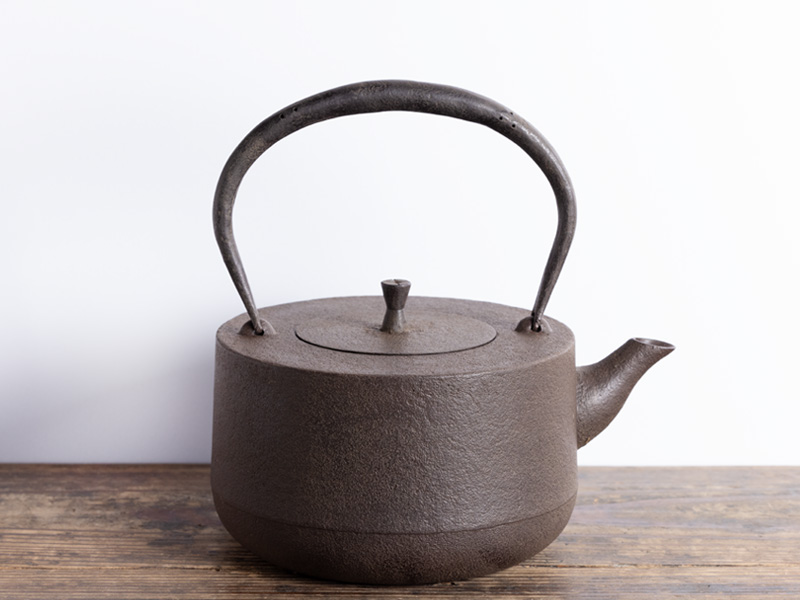 Nanbu tetsubin kettle from Mizusawa, "hirazutsu", by Sasaki Nami 1000 ml Nanbu tetsubin kettle from Mizusawa, "hirazutsu", by Sasaki Nami 1000 ml