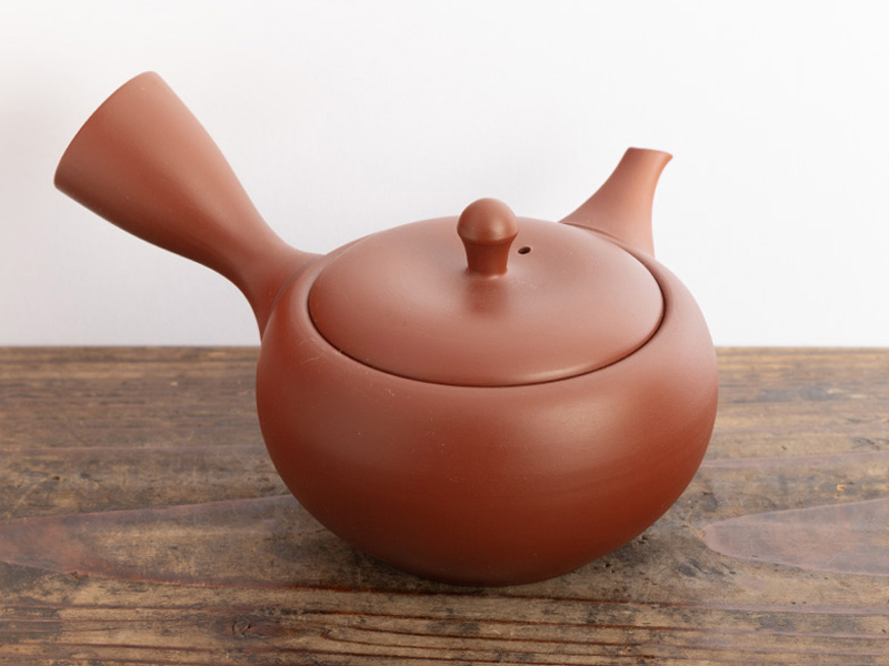Red Tokoname-yaki "kyûsu" teapot, 240 ml / 9.4 oz Red Tokoname-yaki "kyûsu" teapot, 240 ml / 9.4 oz