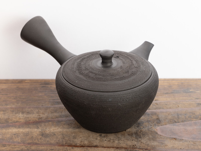 Black Tokoname-yaki kyûsu teapot with “pine bark” motifs by Gyokkô 100ml Black Tokoname-yaki kyûsu teapot with “pine bark” motifs by Gyokkô 100ml