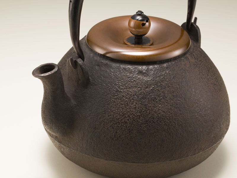 Kyô-tetsubin, cast iron hôju-shaped kettle from Kyôto, by Yoshiha Yôhei 900ml Kyô-tetsubin, cast iron hôju-shaped kettle from Kyôto, by Yoshiha Yôhei 900ml