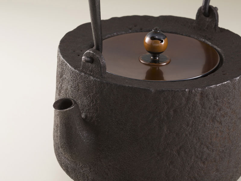 Kyô-tetsubin, “yahazu” shaped cast-iron kettle from Kyôto by Yoshiha Yôhei 1000ml Kyô-tetsubin, “yahazu” shaped cast-iron kettle from Kyôto by Yoshiha Yôhei 1000ml