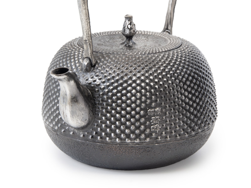 Nanbu tetsubin “satetsu” kettle by Mizusawa, “arare,” by Saihô Nanbu tetsubin “satetsu” kettle by Mizusawa, “arare,” by Saihô
