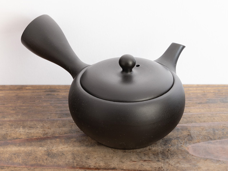 Small black Tokoname-yaki kyûsu teapot, Takasuke kiln, 110 ml Small black Tokoname-yaki kyûsu teapot, Takasuke kiln, 110 ml